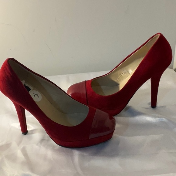GUESS EUC Red Suede Platform Shoes With Red Patent Leather Toe Cap Size 7 1/2 - Picture 2 of 13
